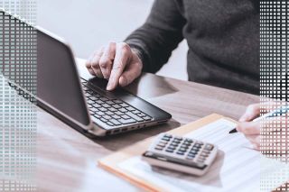 Foto: Schreibtisch mit Notebook