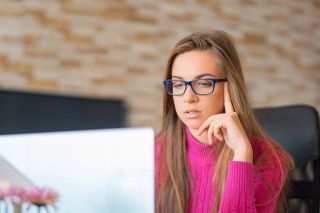 Foto: Frau vor Laptop