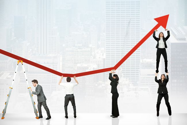 Foto: Menschen halten steigenden Pfeil